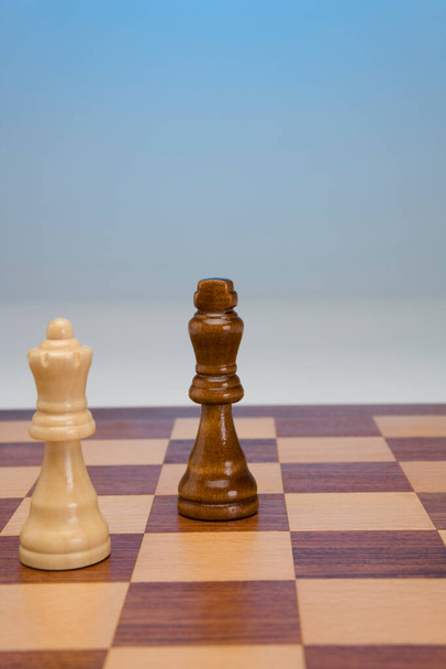 Kuningas ja kuningatar nappuloita shakkilaudalla - Valokuva, kuva