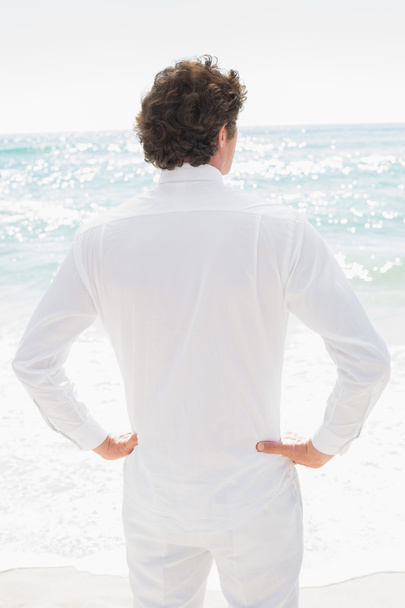 Handsome groom looking out to sea - Foto, Imagem