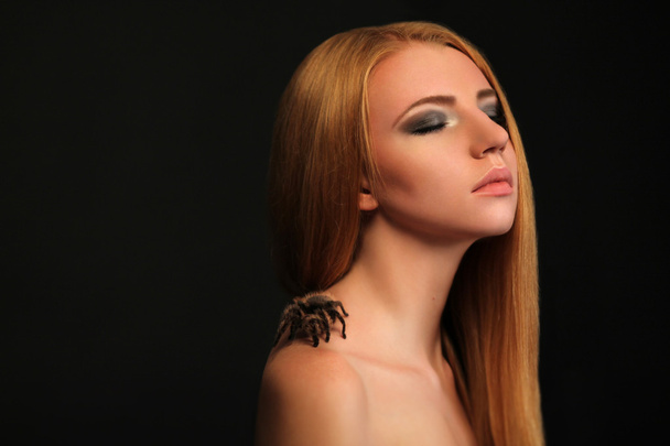 Beautiful Young Girl With Spider On Her Shoulder - Фото, изображение