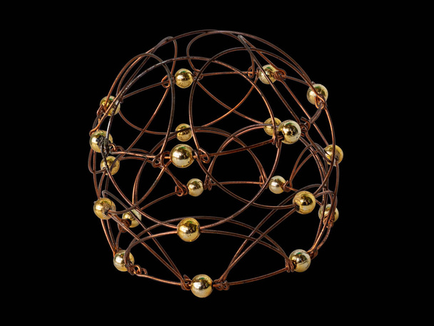 Un rompecabezas creado a mano de forma artesanal a partir de alambre y bolas. Formado como una esfera. Aislado sobre fondo negro
  - Foto, Imagen