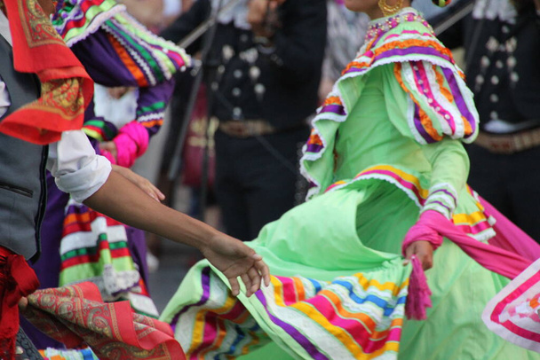 Baile folclórico mexicano en un festival - Foto, imagen