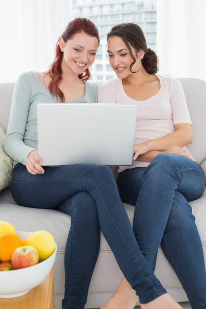 Rento nuori nainen ystävät käyttävät kannettavaa tietokonetta kotona
 - Valokuva, kuva