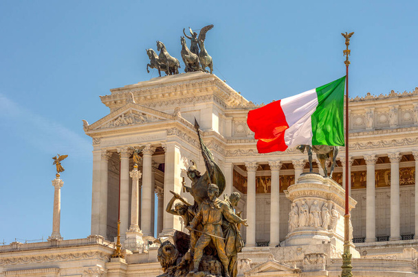 Το Altare della Patria (Monumento Nazionale a Vittorio Emanuele II), μνημείο που χτίστηκε προς τιμήν του Victor Emmanuel, του πρώτου βασιλιά μιας ενωμένης Ιταλίας, στο κέντρο της Ρώμης - Φωτογραφία, εικόνα