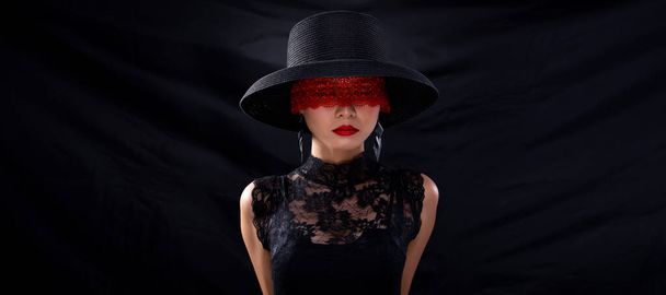 ファッション若いアジアの女性の茶色の短い髪の美しい化粧品を作るのヘッドショットを閉じ、赤いレースカバー目顔赤い口紅、帽子を着用。スタジオ照明暗いカーテン背景コピースペース - 写真・画像