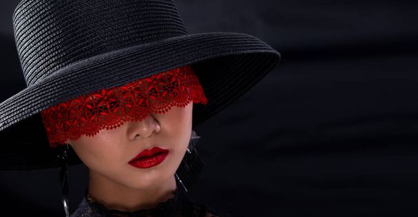 Close up head shot of Fashion Young Asian Woman marrón pelo corto hermoso maquillaje cosmético, corbata cubierta de encaje rojo Ojos cara lápiz labial rojo, usar sombrero. Estudio Iluminación cortina oscura Espacio de copia de fondo
 - Foto, Imagen