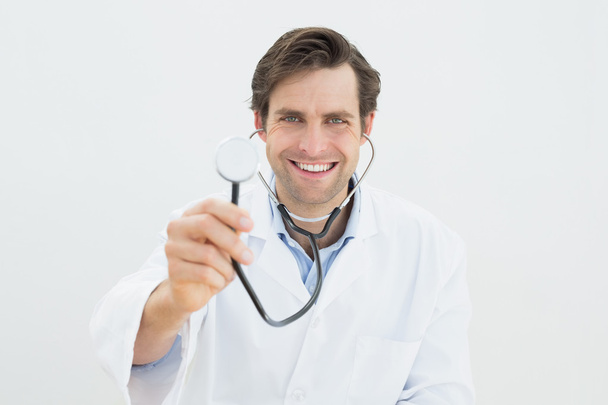 portréja egy mosolygó férfi orvos sztetoszkóp - Fotó, kép