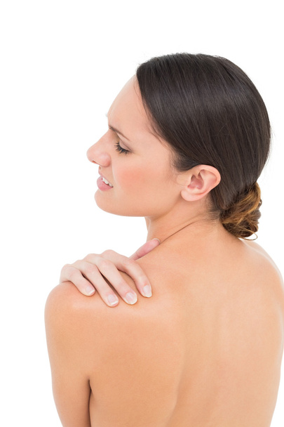 Primer plano de una mujer en topless con dolor en el hombro
 - Foto, Imagen