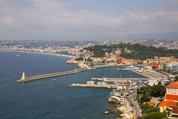 Gyönyörű kilátás Nizza kikötőjére Mont Boronból. Is láthatjuk a Promenade des Anglais, a kikötő, épületek és a Földközi-tenger, Nizza, Francia Riviéra, Provence, Cote d 'Azur, Franciaország.  - Fotó, kép