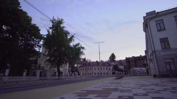 夕暮れ時にキエフの東ヨーロッパの都市の中心部に空の通りのタイムラプス. - 映像、動画