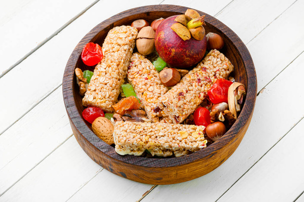 Cereálie granola tyčinky s ořechy a míchat suché bobule - Fotografie, Obrázek