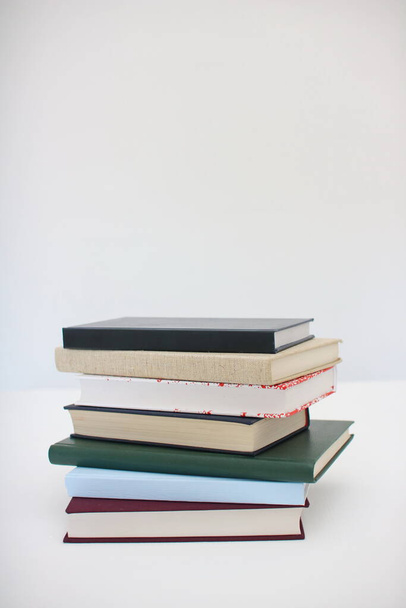 Stapel boeken over witte achtergrond - Foto, afbeelding