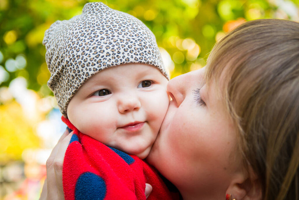Liebevolle Mutter küsst ihr kleines schönes Baby - Foto, Bild