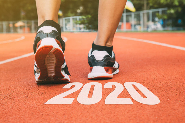 Año Nuevo 2020 Concepto.Primer plano de Runner hombre pies corriendo en pista de atletismo
 - Foto, Imagen