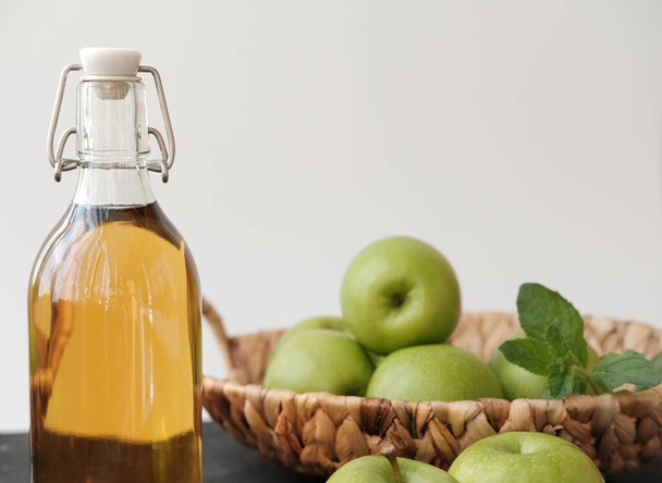 Almaecet. Egy üveg házi alma bio ecet vagy almabor szürke alapon. Egészséges bio élelmiszer fogyás. erjesztett étel a bélben és a szív egészségében. a szöveg másolási helye. - Fotó, kép