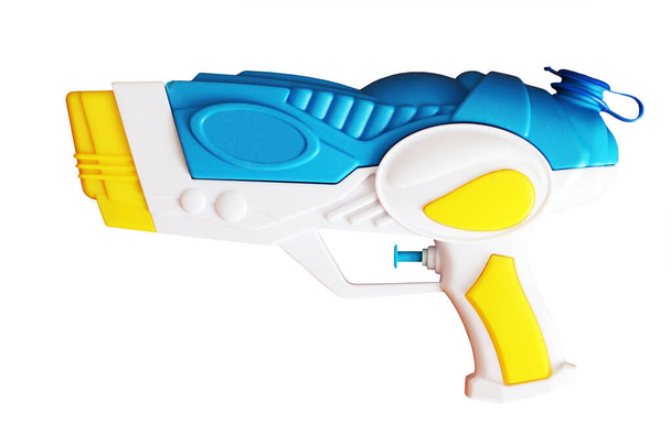 Żółty i niebieski pistolet wodny na białym - Zdjęcie, obraz