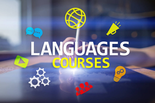 Μαθήματα ξένων γλωσσών, ηλεκτρονική μάθηση, Αγγλικά shool, E-learning έννοια στην εικονική οθόνη. - Φωτογραφία, εικόνα