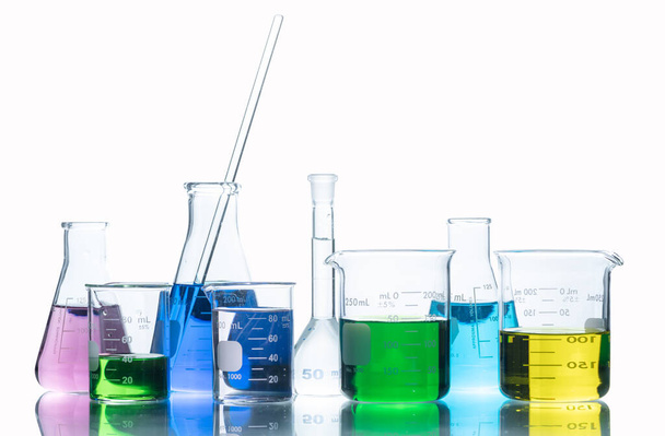 Laboratorion lasiesineet nesteitä eri värejä, Pullot ja mittaus dekantterilasiin tieteen kokeilu laboratoriossa eristetty valkoisella pohjalla ja leikkausreitillä, Tieteelliset laitteet
 - Valokuva, kuva