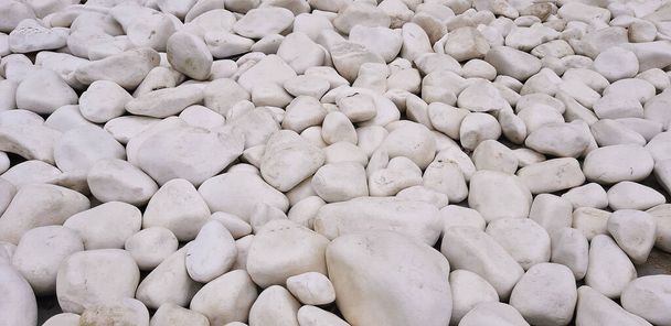 Háttér vagy textúra fehér különböző sima kövek, folyó kavicsok. Kert vagy szökőkút díszítése. - Fotó, kép
