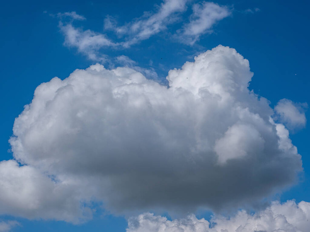Cumulus wolken in de lucht - Foto, afbeelding
