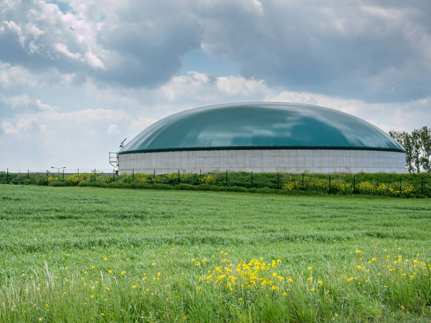 Fábrica de biogás em uma fazenda
 - Foto, Imagem