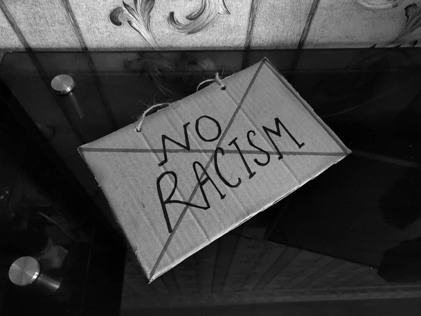Žádný plakát s rasismem na stole. - Fotografie, Obrázek