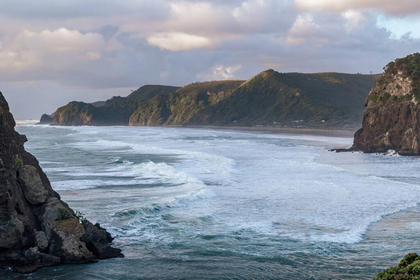 Antenni näkymä suurten aaltojen lähestyy Piha ranta - Valokuva, kuva