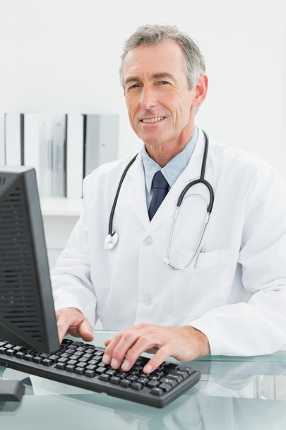 Doctor using computer at medical office - Photo, Image