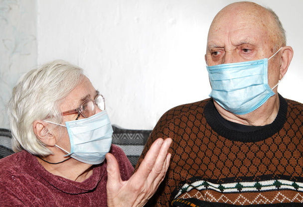 Elderly couple in a medical mask. The epidemic and help - Φωτογραφία, εικόνα