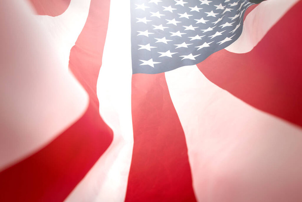 Amerikai zászló integet a szélben, befejező nézet. - Fotó, kép