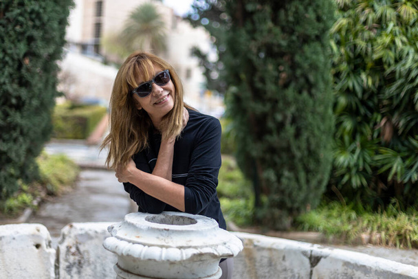 hermoso retrato de mujer sobre fuente en jardines de Málaga
 - Foto, imagen