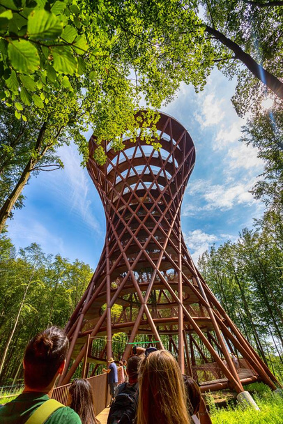 R nnede. Danimarka. 27 Temmuz 2019 Yılın Macera Kulesi Kampı. İnsanlar ormandaki gözlem kulesine bakıyor. Aşağıdan bak. Manzaralar. Seyahat et. Turizm Mimarisi - Fotoğraf, Görsel