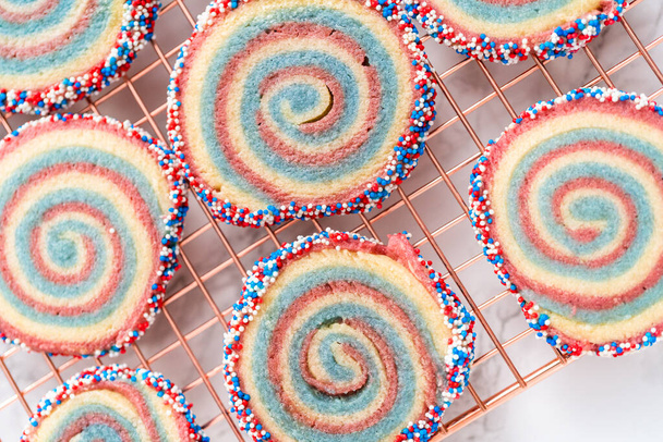 Охолоджуюче червоне, біле та синє цукрове печиво на охолоджувальній стійці. Десерт на 4 липня святкування
. - Фото, зображення