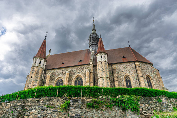 De verbazingwekkende gotische kerk van Mariasdorf in het zuiden van Burgenland, Oostenrijk - Foto, afbeelding