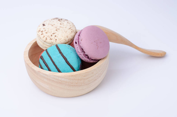 Macaron colorati isolati su bianco
 - Foto, immagini