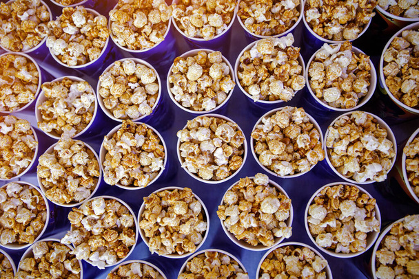 Molte tazze di popcorn prima del film. Vista dall'alto
 - Foto, immagini