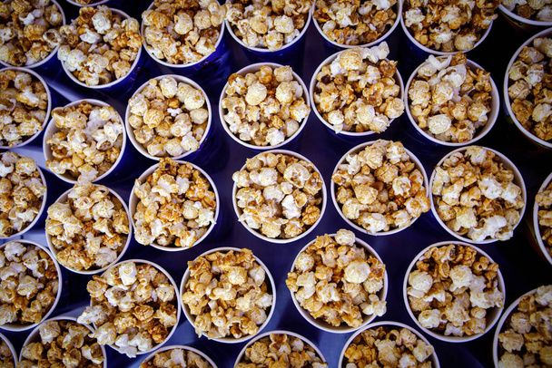 Molte tazze di popcorn rotonde. vista dall'alto
 - Foto, immagini