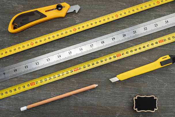 Varias herramientas para la reparación, un kit de herramientas para el hogar, sobre un fondo de madera vintage, trabajo seguro para la construcción
. - Foto, Imagen