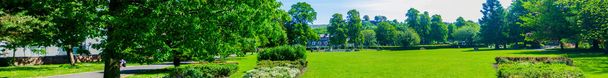 Abbots Hall Park en un día soleado en mayo
 - Foto, Imagen