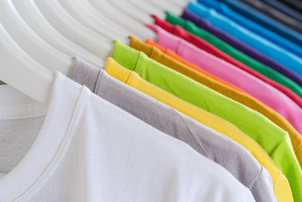Fermer T-shirts, Vêtements sur cintres sur fond blanc
 - Photo, image