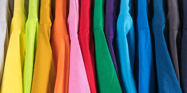 Close Up van t-shirts, Kleding aan hangers op witte achtergrond - Foto, afbeelding