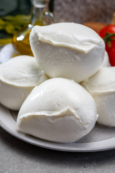 Świeże ręcznie robione miękkie włoskie sery z Kampanii, białe kulki sera bawolego mozzarella z krowiego mleka gotowe do spożycia z bliska - Zdjęcie, obraz
