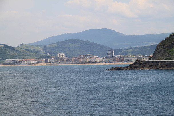 Paisagem da praia e da cidade de Zarauz vista da estrada Getaria no País Basco, Espanha
 - Foto, Imagem