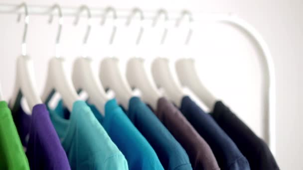  Primer plano de coloridas camisetas en perchas, ropa de fondo, Slider shot
 - Imágenes, Vídeo