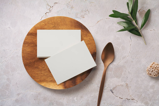 минималистский макет продуктов питания или ресторанов с пачкой визитных карточек на деревянной тарелке - Фото, изображение