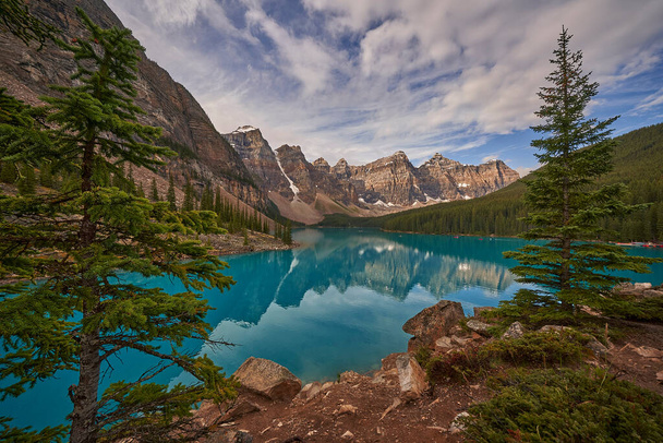 Красивое место для созерцания озера Морейн в Канаде
 - Фото, изображение