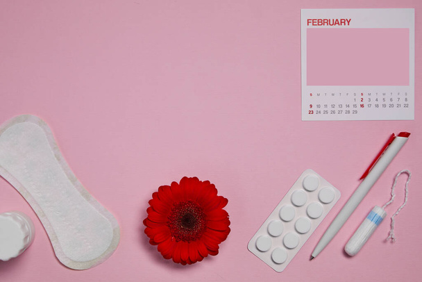 menstruacyjne tampony sanitarne, poduszki i czerwony kwiat - Zdjęcie, obraz