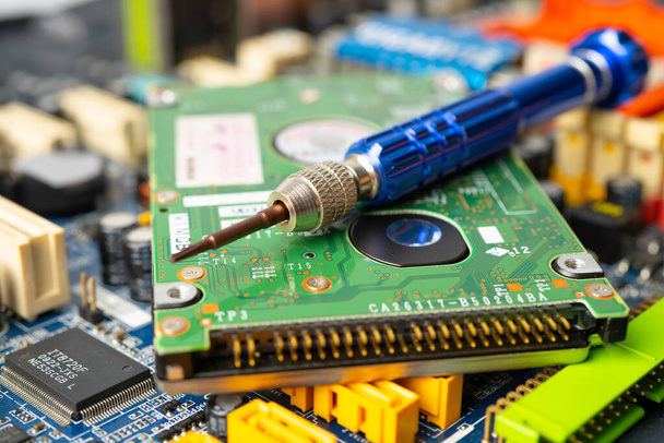 Screw on the computer main board computer hardware. Repair upgrade and maintenance technology. - Foto, Bild
