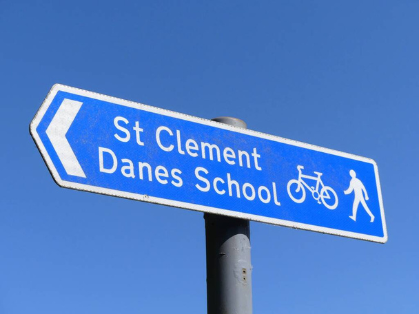 Señal de ruta a pie y en bicicleta hacia St. Clement Danes School, Chorleywood, Hertfordshire, Inglaterra, Reino Unido
 - Foto, Imagen