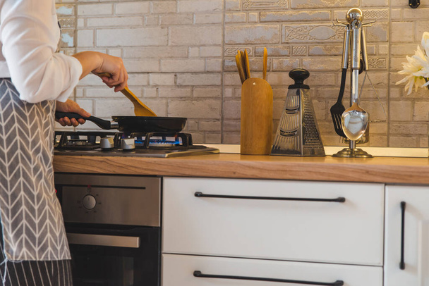 friggere donna sulla padella vista in cucina. copia spazio
 - Foto, immagini