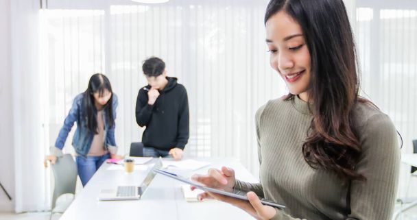 Asiáticas estudiantes femeninas utilizan tabletas digitales para encontrar información para el trabajo y estudiar en línea
. - Foto, Imagen